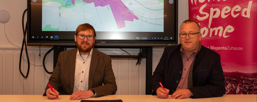 . Links Andreas Schnelle, Regionalmanager der Telekom und rechts Timo Böllmann, Erster Bürgermeister von Möttingen. 