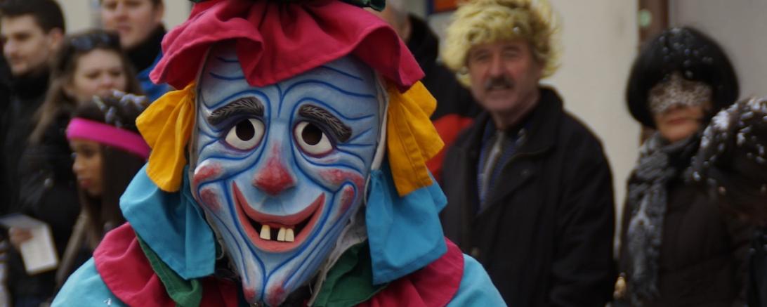 Faschingsnarr auf dem Fahrrad 
