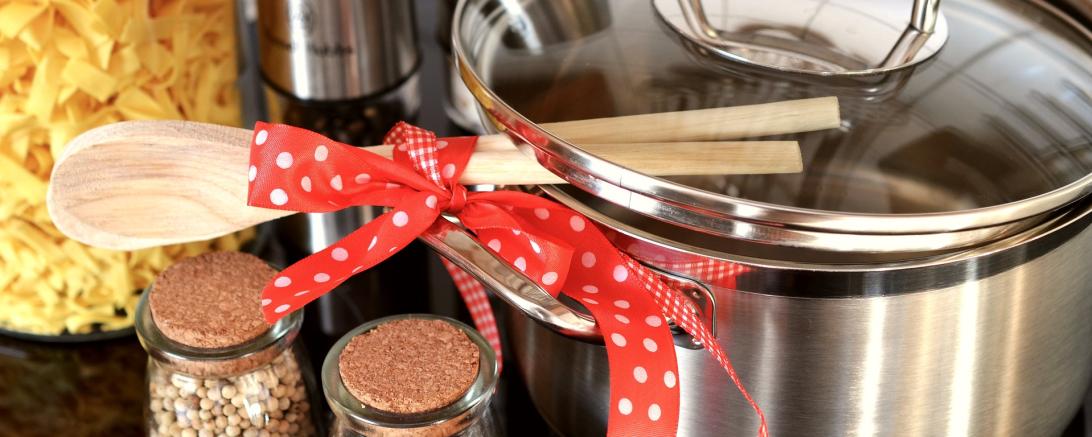 Das Bild zeigt einen Topf der in der Küche stehet