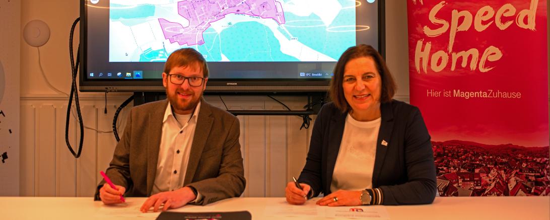 Auf dem Bild zu sehen (von links): Andreas Schnelle (Regionalmanager Telekom) und Karin Bergdolt (Erste Bürgermeisterin von Mönchsdeggingen). 