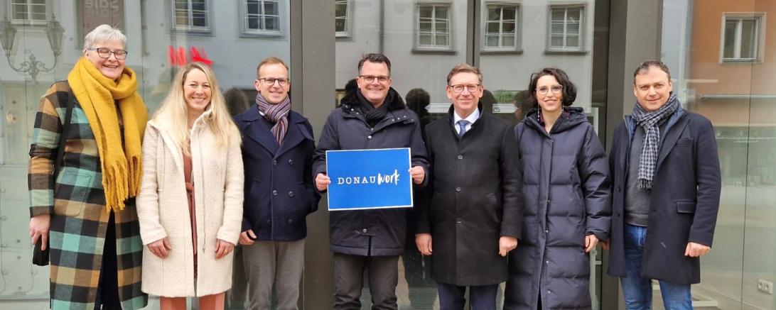 Betrieben wird das Coworking-Space von der KultWork GmbH aus Nördlingen.  Das Bild zeigt die Geschäftsführerin Theresa Ulbricht (2. v. r.) unter anderem mit Landrat Stefan Rößle (3. v. r.) und Oberbürgermeister Jürgen Sorrè (mitte). 