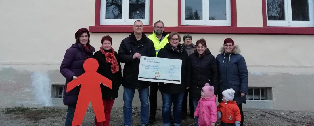 Markus Mayinger (3. von links), Ortssprecher in Rehau, übergibt gemeinsam mit Bürgern aus Rehau, die sich an der „Weihnachtsfenster-Aktion" beteiligt haben, den symbolischen Spendenscheck an Susanne Eser, Nachsorgeschwester beim Bunten Kreis. 
