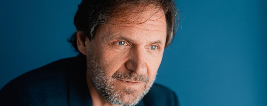 Das Foto zeigt Winfried Frey, den neuen Regisseur. 