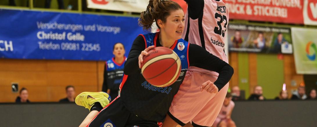 Die Ellenbogen rausstellen, wie hier Laken James, müssen die Eigner Angels Nördlingen in Berlin, will man beim Aufsteiger bestehen. Die Spielstätte in der Sömmeringhalle gilt als bestbesuchte und lauteste der 1. Damenbasketball Bundesliga. Am Freitagabend umso mehr, wird das Angels-Team von einem Bus Nördlinger Fans begleitet. 