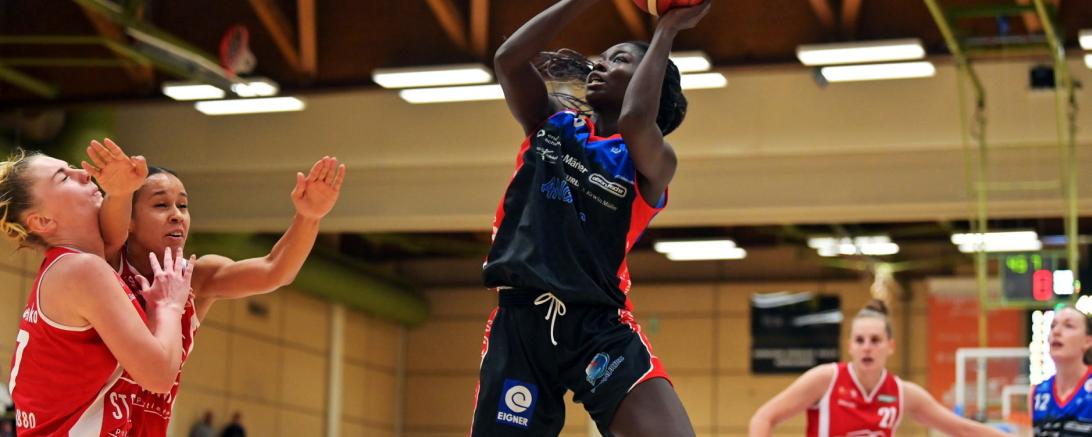Mariam Hasle-Lagemann (Bildmitte) ist bei den Eigner Angels vor allem für ihre starke Verteidigung bekannt, stellt ihre Gegnerinnen aber auch im Angriff immer wieder vor schwer lösbare Probleme