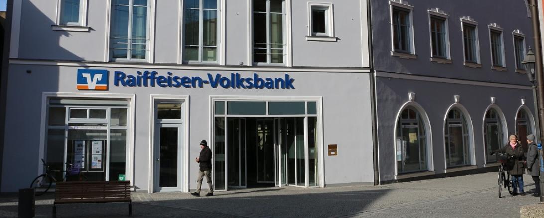 Das Bild zeigt die Hauptgeschäftsstelle der RVB Ries in Nördlingen.