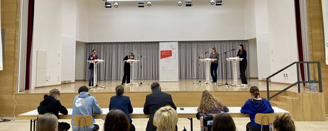 Im Finale der Sekundarstufe I ging es um die Frage nach einer Obergrenze des täglichen Wasserverbrauchs pro Person, der sich die vier Finalistinnen stellen mussten.