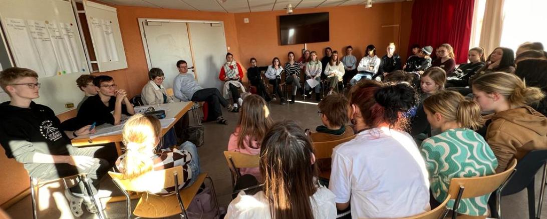 Dr. Renate Rachidi, die Schulleiterin des Theodor-Heuss-Gymnasiums Nördlingen, (5. v. links) hatte beim SMV-Seminar ein offenes Ohr für die Belange und Wünsche der Schülerinnen und Schüler. 