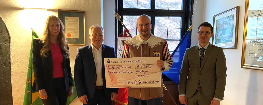 Im Bild Spendet die Stiftung der Sparkasse Nördlingen an die Knabenkapelle