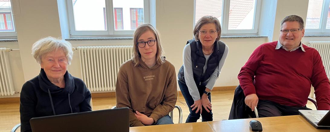 (v.l.) Luise Hirmer, Maximilian Schwefel, Angelika Schebesta und Johann Kechele - die Digitallotsen helfen bei der Sprechstunde in der Stadtbibliothek gerne.