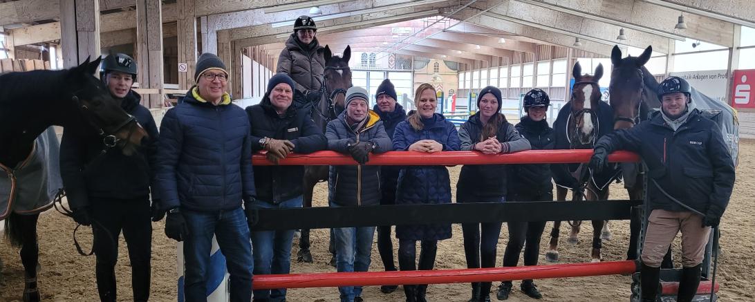 Uwe Carstensen neben Klaus Krüp und Barbara Zuber mit Teilnehmern und Pferden.