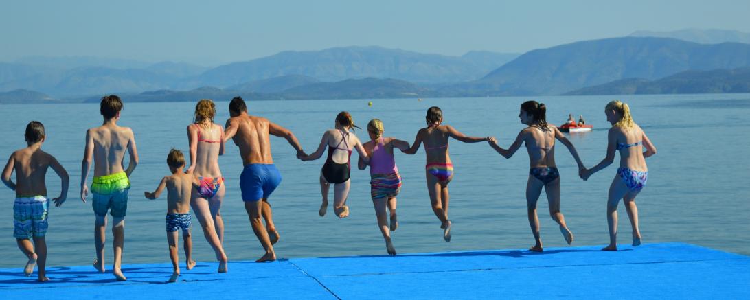 Eine Freundesgruppe am See.