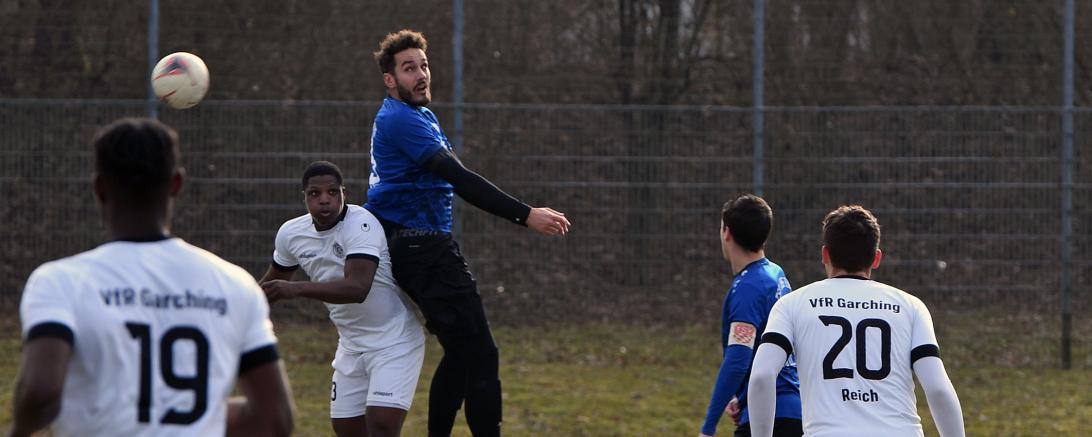 Im Bild: Torschütze David Bauer im Luftzweikampf mit Yazid Tambo 