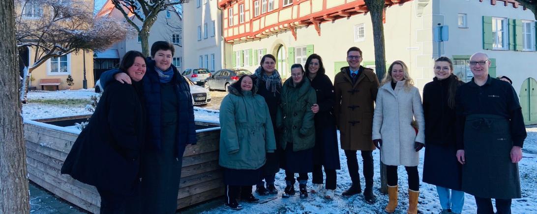  Das Team des Café Samocca mit Oberbürgermeister David Wittner und Barbara Wunder, der 1. Vorsitzenden des Verschönerungsvereins Nördlingen e.V., bei der Besichtigung des Hochbeets an der Paradiesgasse.
