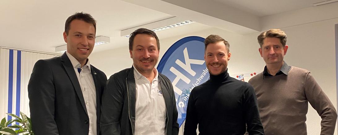 Matthias Hausmann, Regionalgeschäftsführer Nordschwaben (links) begrüßt zusammen mit Andreas Dirr, Vorsitzender der IHK-Regionalversammlung Donau-Ries (rechts) und Michael Feil, Regionalsprecher der Wirtschaftsjunioren Schwaben (zweite von rechts) den neuen Kreissprecher der Wirtschaftsjunioren Donau-Ries, Marco Kleebauer (zweite von links).