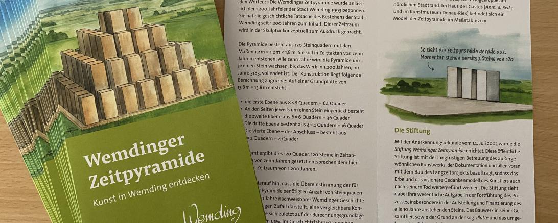 Die neu aufgelegte Broschüre zur Zeitpyramide in Wemding. 