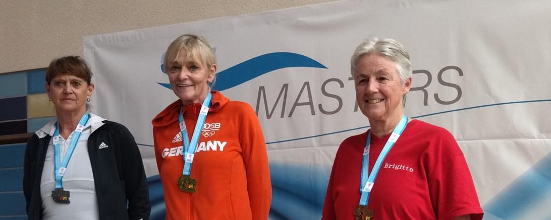 Über 200m Rücken holte sich Claudia Koch vor Irmtraud Blanke (links) und Brigitte Weinzierl (rechts) den Titel als Internationale Deutsche Meisterin.