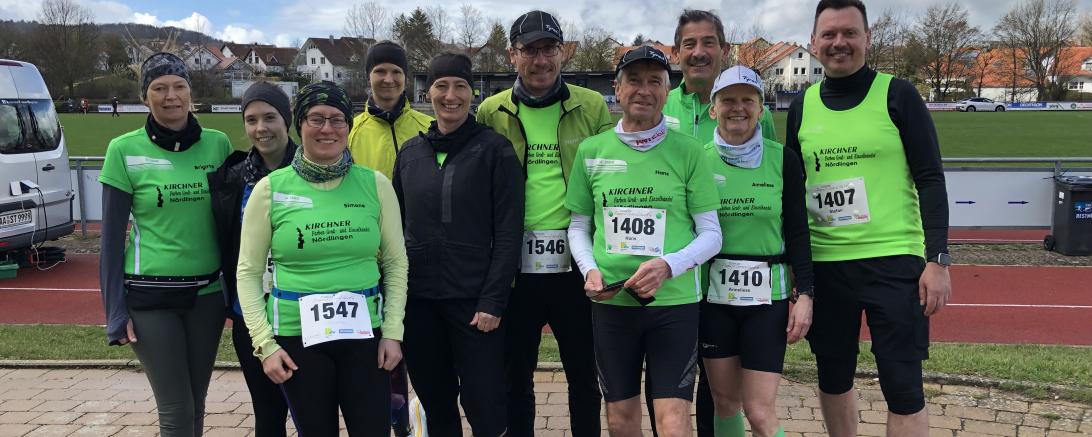 Auf dem Foto im Stadion kurz vor dem Start: von links: Brigitte Radajewski, Selina Graf, Simone Müller, Ulrike Schönmüller, Nicole Hahn, Henning Breuer, Hans Niederhuber, Klaus Wurscher, Anneliese Zinke und Stefan Kirchner. 