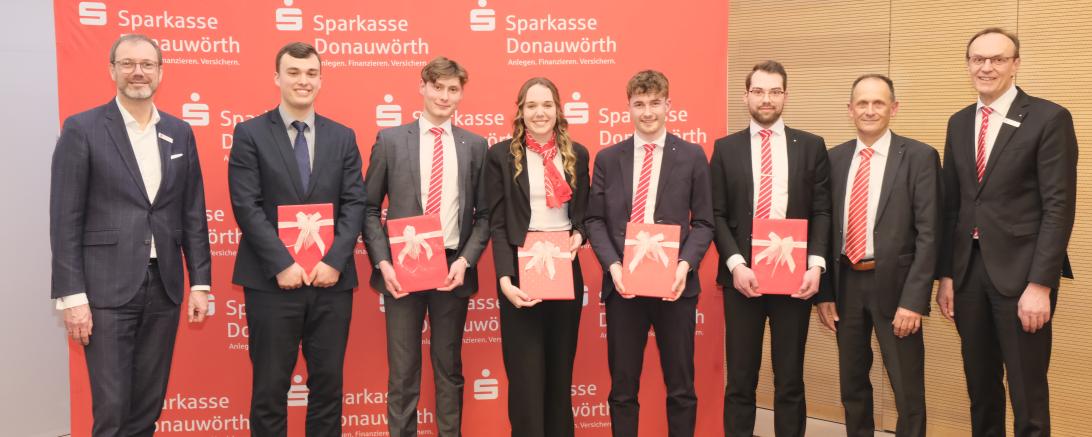 Von links: Vorstandsmitglied Michael Scholz, Sebastian Bitomsky, Niklas Sailer, Katja Baur, Niklas Joswig, Pascal Schnabel, Ausbildungsleiter Stefan Sturm, Vorstandsvorsitzender Johann Natzer