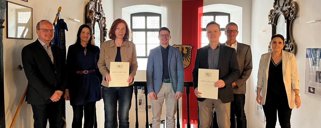 Ruth Oberhauser und Martin Wiedemann (jeweils mit Urkunde) wurden im Nördlinger Rathaus für 25 Jahre im Öffentlichen Dienst geehrt.