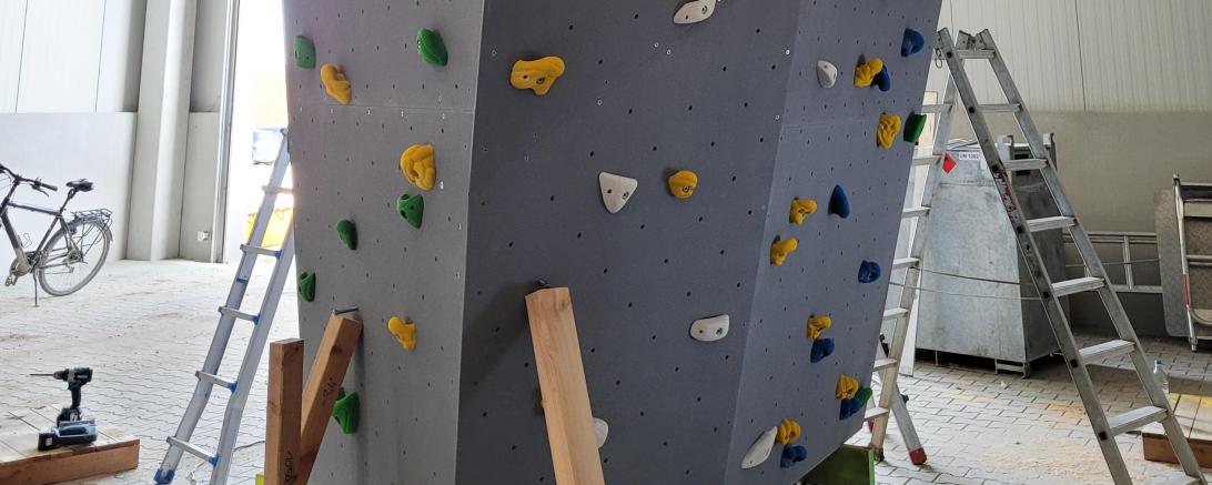 Der Boulderblock für den B+ Loop ist bereits aufgebaut und soll bald am BCB-Sportplatz stehen.