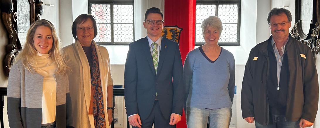 v.l.: Barbara Wunder (Stadträtin und Vorsitzende des Verschönerungsvereins Nördlingen e. V.), Stadträtin Gabriele Fograscher, Oberbürgermeister David Wittner, Stadträtin Dr. Susanne Gabler und Manfred Kopf (Leiter Baubetriebshof Stadt Nördlingen).