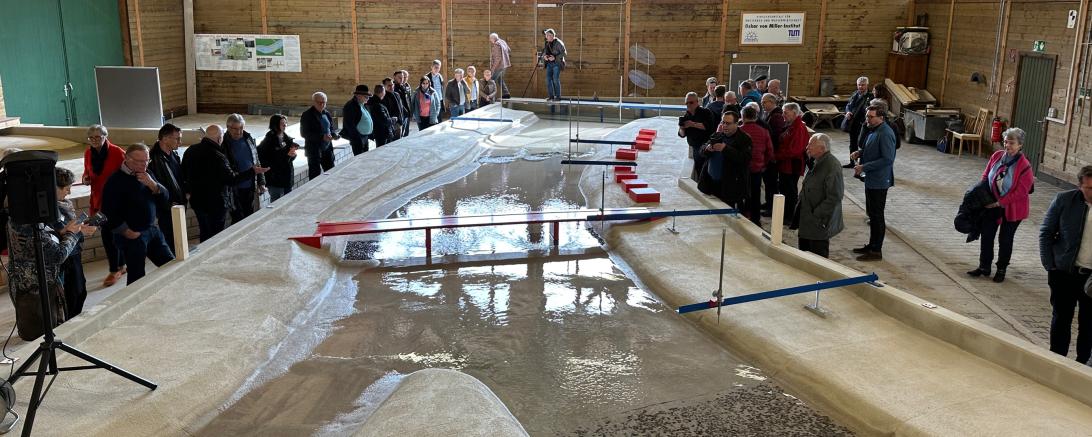 Das Bild zeigt das Modell der Donau bei Donauwörth im Maßstab 1:30.