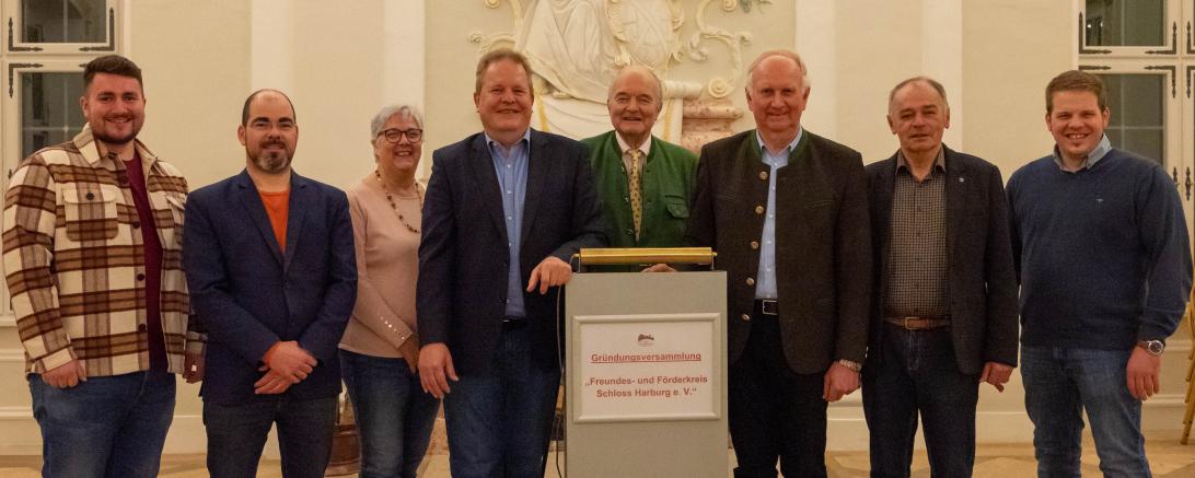 Das Bild zeigt SD Moritz Fürst zu Oettingen-Wallerstein (Mitte) mit dem Vorstand des neugegründeten Freundes- und Förderkreis Schloss Harburg e.V (v.r. Martin Kilian, Josef Behringer, Friedrich Hertle, SD Moritz Fürst zu Oettingen-Wallerstein, Wolfgang Kilian, Fiorella Salamena, Kilian Kratzer, Johannes Amerdinger). Es fehlen Elisabeth Trüdinger und Marco Pulci.