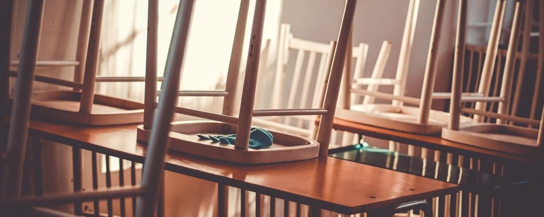 Das Bild zeigt ein leeres Klassenzimmer.