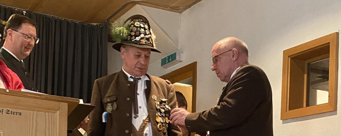 Alfred Regler wird mit dem Böllerschützenehrenzeichen ausgezeichnet.