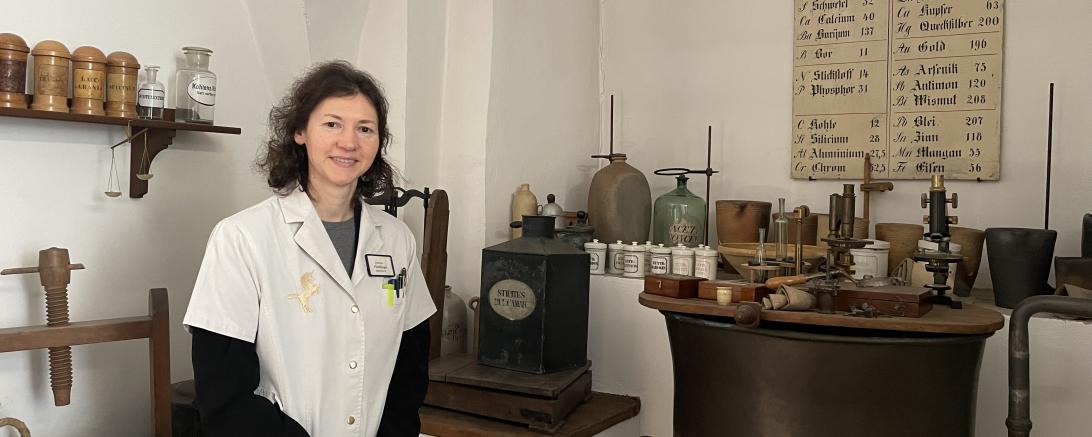 Apothekerin und Inhaberin Johanna Frickhinger. Die „alte“ Apotheke haben die Frickhingers bis heute bewahrt. In allen anderen Apothekenräume ist schon vor langer Zeit die Moderne eingezogen. 