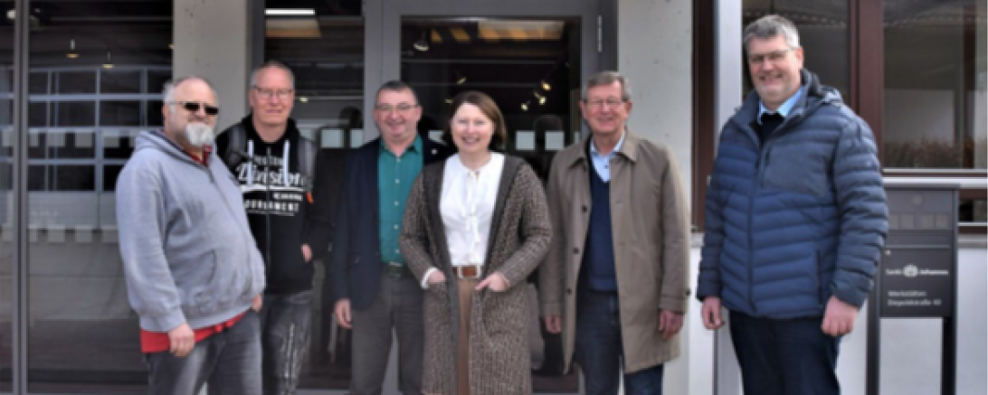 v.l.: Herr Robert Stengl (Bewohnervertretung), Herr Stefan Sing (Werkstattrat), Herr Albert Riedelsheimer (Bezirksrat), Frau Claudia Marb (stellvertretende Landrätin) Herr Peter Schiele (Bezirksrat) und Herr Michael Hesselt (Leitung Werkstätten Stiftung Sankt Johannes).