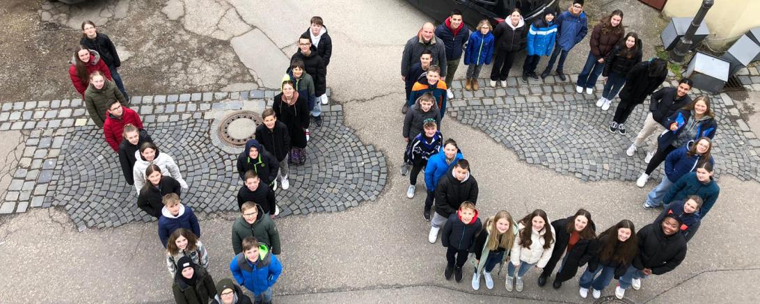 Die beim Probenwochenende teilgenommenen Musikantinnen und Musikanten des Vororchesters der Knaben- und Stadtkapelle Nördlingen zusammen mit Stadtkapellmeister Oliver Körner.