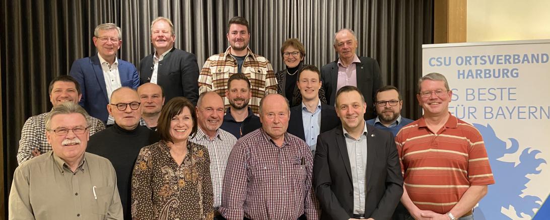 Das Bild zeigt die neugewählte CSU-Ortsvorstandschaft zusammen mit Peter Schiele und Fritz Schröppel.