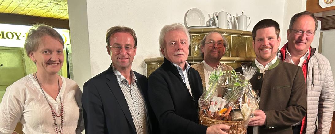 (von links) Schriftführerin Nicole Weigl, MdL Wolfgang Fackler, Herbert Metzger, stv. Vorsitzenden Stefan Weigl, Vorsitzenden Andreas Mayr und Bürgermeister Alois Schiegg. 