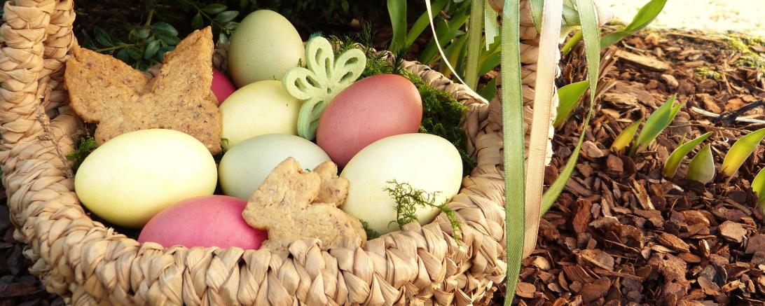 Ein bunt gefüllter Osterkorb.