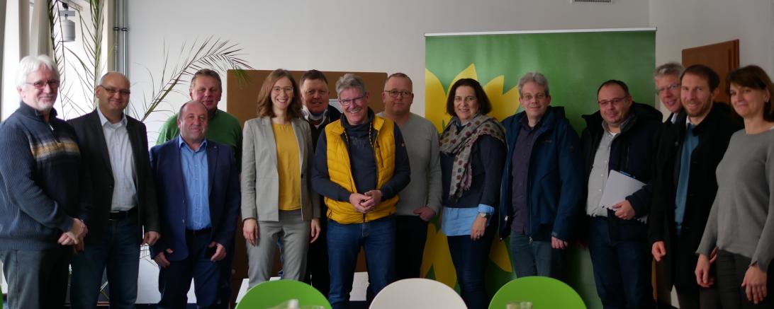 BGM Lechner, BGM Paninka, BGM Grob, MdL Lettenbauer, Jürgen Eitel, BGM Wildfeuer, BGM Möllmann, BGMin Bergdolt, Stefan Rösch, Simon Srownal, BGM Meggle, BGM Heydecker und Stv. BGMin Hofner im Austausch. 