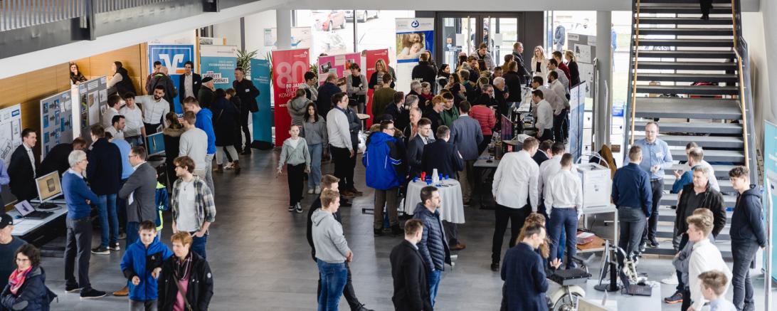 Das Bild zeigt Besucher am Tag der offenen Tür.