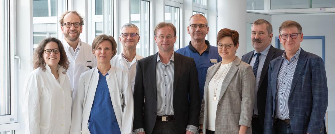 Dr. Heike Hasselbach, Prof. Dr. Alexander Wild, Dr. Katrin Baumeister, Dr. Thomas Eberl, Wolfgang Fackler, Dr. Ludwig Düthorn, Pflegedienstleiterin Michaela Rechner, Vorstandsvorsitzender Jürgen Busse und Landrat Stefan Rößle.