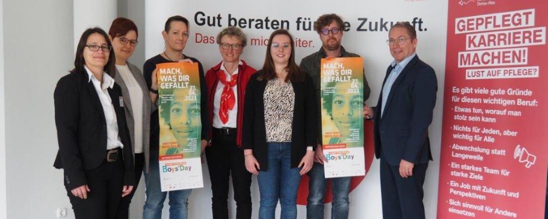 Das Foto zeigt Vertreter der beteiligten Einrichtungen/Träger: v.l. Jessica Graf (Agentur für Arbeit Donauwörth), Michaela Rechner (Donau-Ries Kliniken und Seniorenheime gKU), Tina Härtle (Zentrum für Betreuung und Pflege Oettingen), Andrea Maier (Johanniter Tagespflege Donauwörth), Julia Lux (Gesundheitsregionplus Donau-Ries), Willy Werner (Stiftung Sankt Johannes) und Günter Schwendner (Lebenshilfe Donau-Ries e.V.).