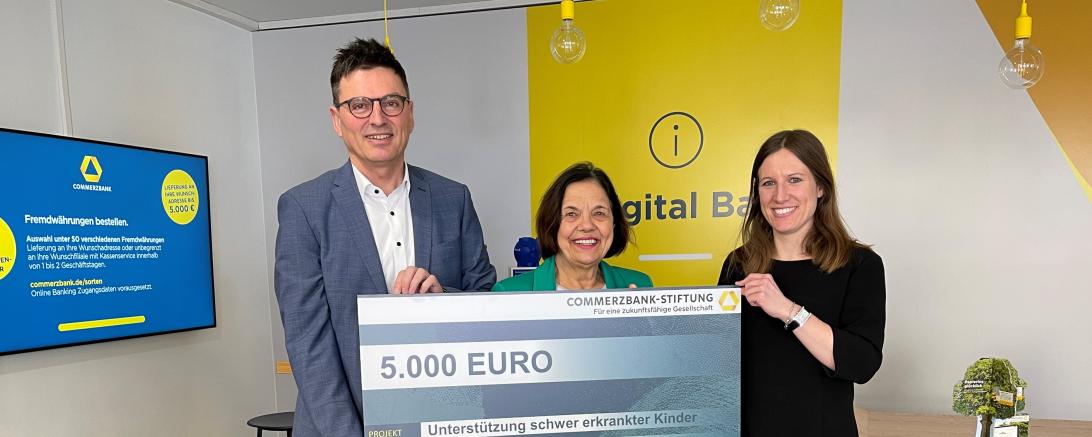 Wolfgang Hahn (Abteilungsdirektor Commerzbank), Rosmarie Schweyer (1. Vorsitzende Glühwürmchen e.V.) und Anika Mittring (Privatkundenberaterin Commerzbank)