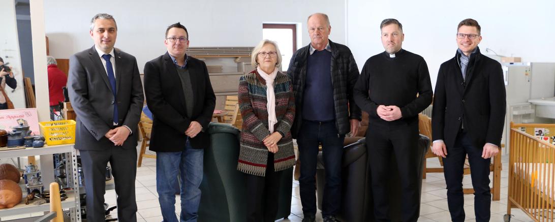 Bernd Mielich, Branko Schäpers, Doris Ritter, Robert Schuck, Stadtpfarrer Benjamin Beck und David Wittner bei der Caritasladen Einweihung.