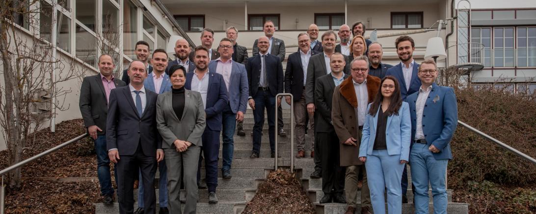 Die EGRO-Mediengruppe beim gemeinsamen Foto mit Hubert Aiwanger und Dr. Fabian Mehring.