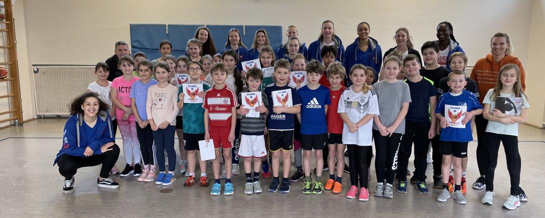 „Fit wie die Angels“ heißt die Aktion der Erstligabasketballerinnen der Eigner Angels aus Nördlingen. Mit dieser Initiative wollen die Profibasketballerinnen den Nachwuchs für den Basketballsport interessieren. Bei ihrer Schulaktion in Reimlingen gab es dafür von den Mädchen und Buben großes Lob zurück. 