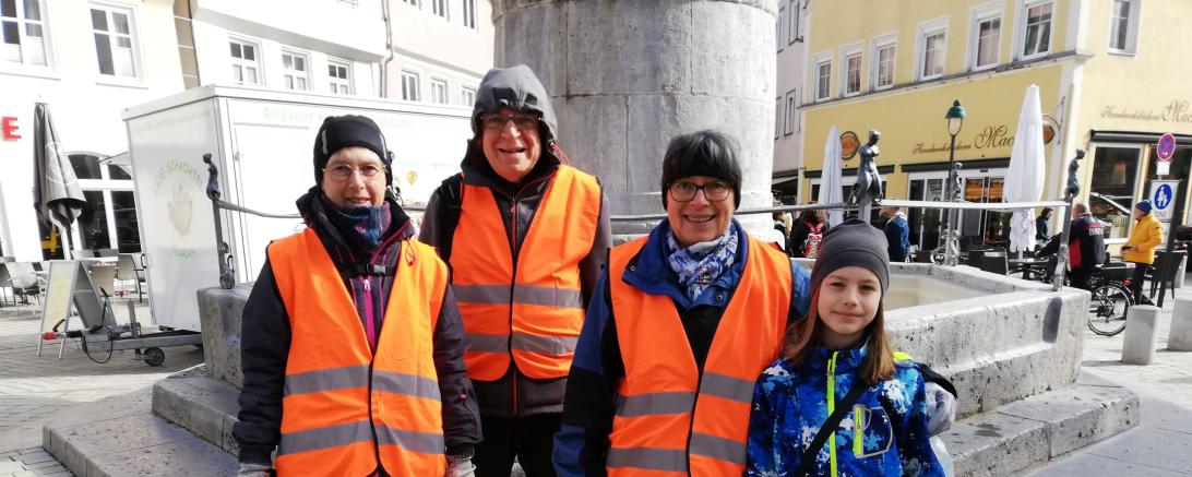 Die Umwelt- und Containerpaten sammelten Zigarettenkippen in der Altstadt.