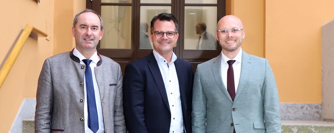 Das Bild zeigt beim Spitzengespräch in München (v.l.n.re.): Stellv. Ministerpräsident Hubert Aiwanger, Oberbürgermeister Jürgen Sorré und Landtagsabgeordneter Dr. Fabian Mehring