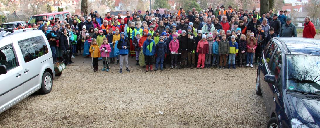 Die freiwilligen Helfer aus über 15 Vereinen und Gruppierungen (Fischergilde Esarom, Schützengesellschaft Tell, Modelleisenbahnclub Nördlingen e. V., DLRG Nördlingen, RSSC Nördlingen, 1. Schwimmverein Nördlingen, VCP, Pfadfinder Nördlingen, Interkulturelles Frauencafe, Fischereiverein Nördlingen, ESV Nördlingen, Evangelische Gemeindejugend, Verschönerungsverein, Bündnis 90/Die Grünen, Grüne-Frauenliste, PWG Ortsgruppe Nördlingen, Bund Naturschutz, Ortsgruppe Nördlingen, Grundschule Mitte, Theodor-Heuss-Gymn