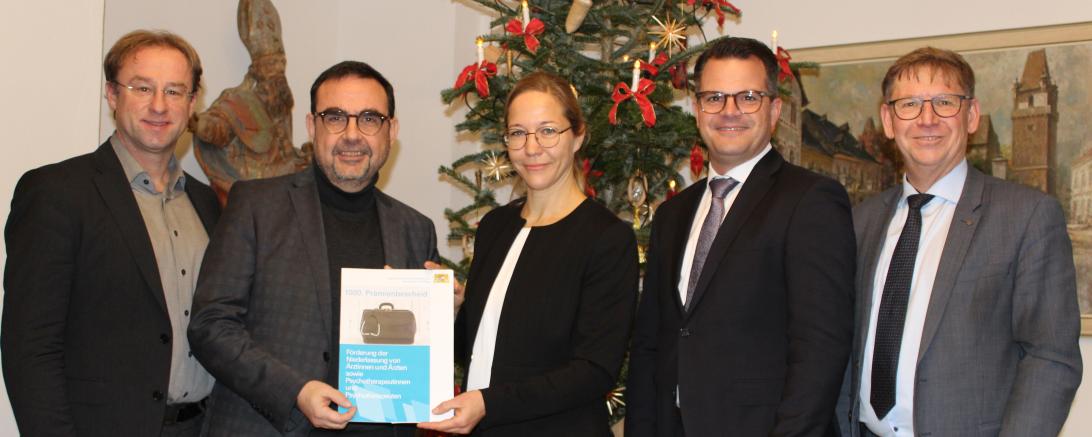 Im November 2022 übergab Gesundheits-minister Klaus Holetschek (2.v.l.) im  Beisein von MdL Wolfgang Fackler (l.),  OB Jürgen Sorré (2.v.r.) und Landrat  Stefan Rößle (r.) den Förderbescheid an  Dr. Katharina Ehrenberg. 