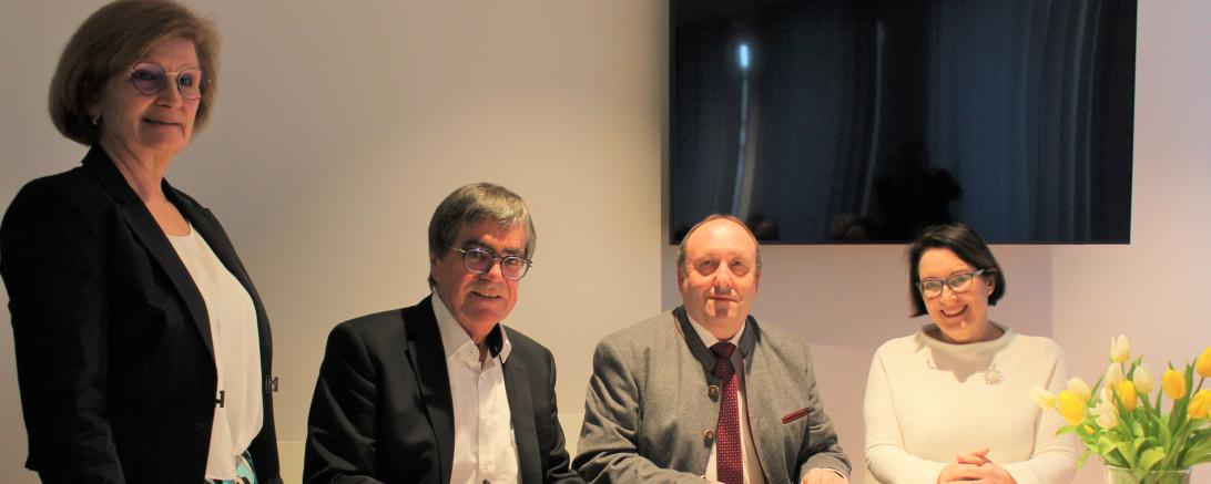 Bei der Unterzeichnung der Gründungsurkunde v.l.n.r. Ursula Kneißl-Eder, Paul Soldner, Walter Grob und Gudrun Reißer. 