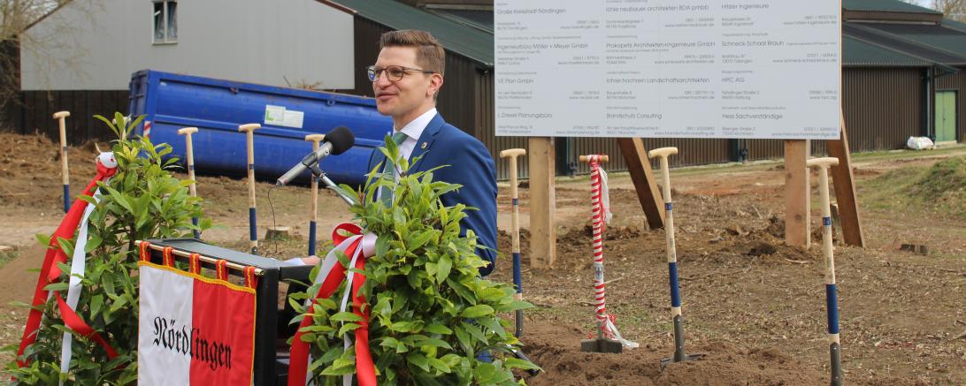 Das Bild zeigt Nördingens Oberbürgermeister David Wittner beim Spatenstich zum Neubau des Hallenbades. 